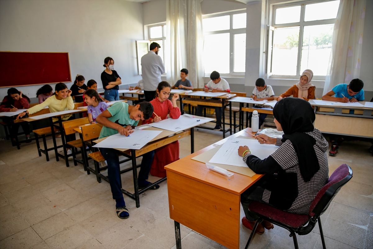 Diyarbakır'da akademisyenler kırsalda resim yeteneği olan çocukları keşfediyor