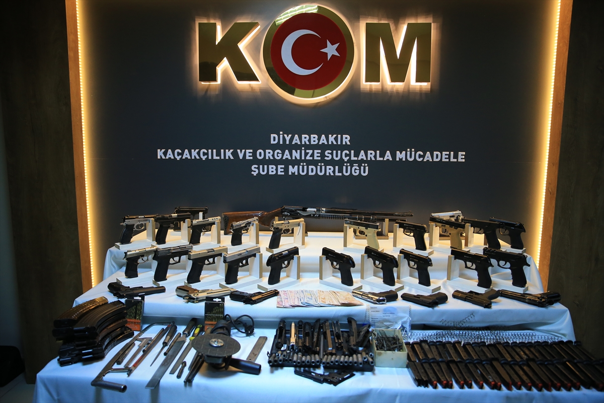 Diyarbakır'da kaçak silah atölyesinde silah imal ettikleri gerekçesiyle 2 şüpheli yakalandı