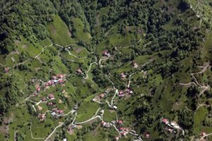 ERZURUM (AA) – Karadeniz'in doğusundaki sarp dağlarda yer alan yollar