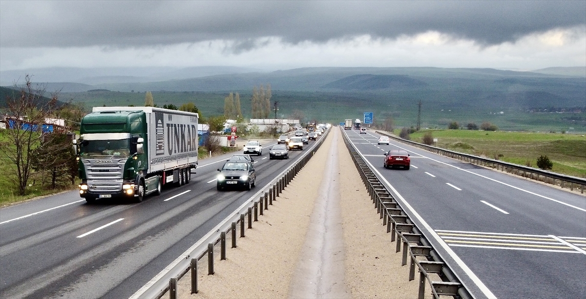 Dönüş yolundaki tatilciler D-100 kara yolunun Karabük kesiminde yoğunluk oluşturdu