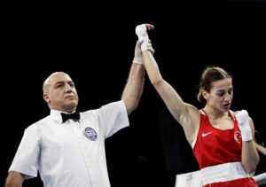 - 50 kilo son 16 turunda mücadele boksör Buse Naz