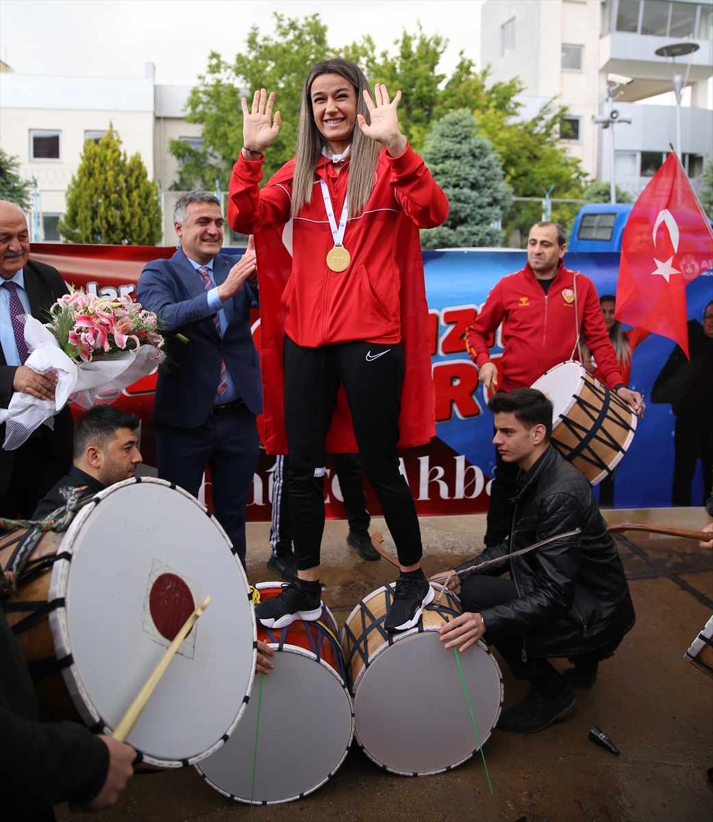 Dünya şampiyonu milli boksör Hatice Akbaş, memleketi Malatya'da coşkuyla karşılandı: