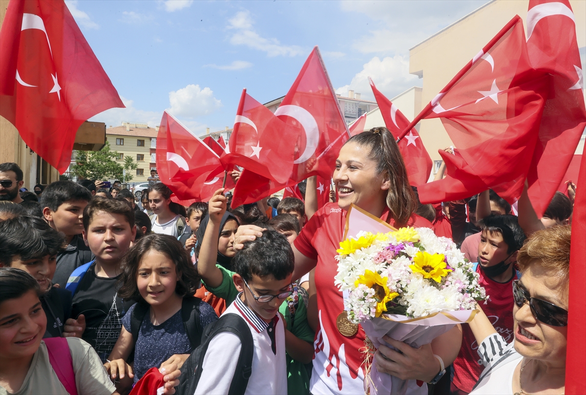 Dünya şampiyonu Şennur Demir, öğretmenlik yaptığı okulda coşkuyla karşılandı