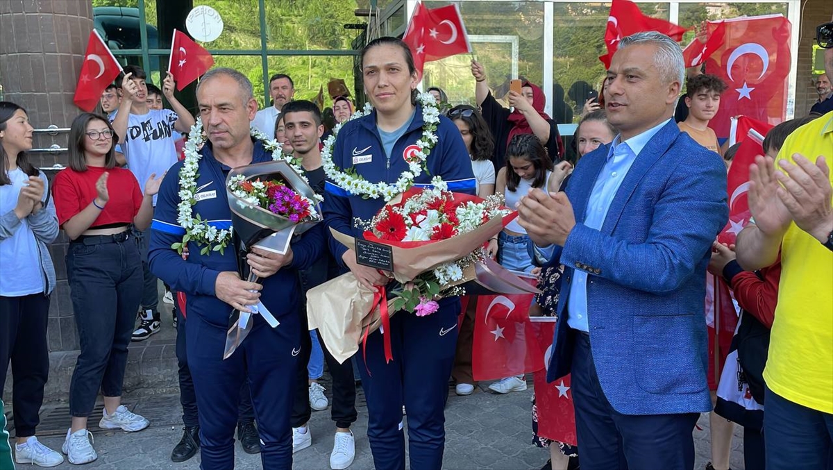 Dünya üçüncüsü milli boksör Elif Güneri, Karabük'te çiçeklerle karşılandı
