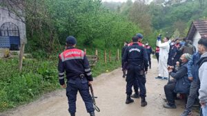 DÜZCE (AA) – Düzce'nin Yığılca ilçesinde boşanma aşamasındaki eşini silahla