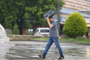 EDİRNE (AA) – Edirne'de sağanak hayatı olumsuz etkiledi. Sıcak ve