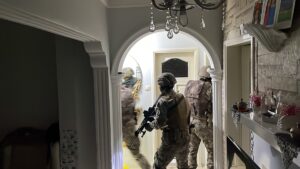 - Komandolar ve özel harekat polislerinin desteğiyle 300 personelin katıldığı