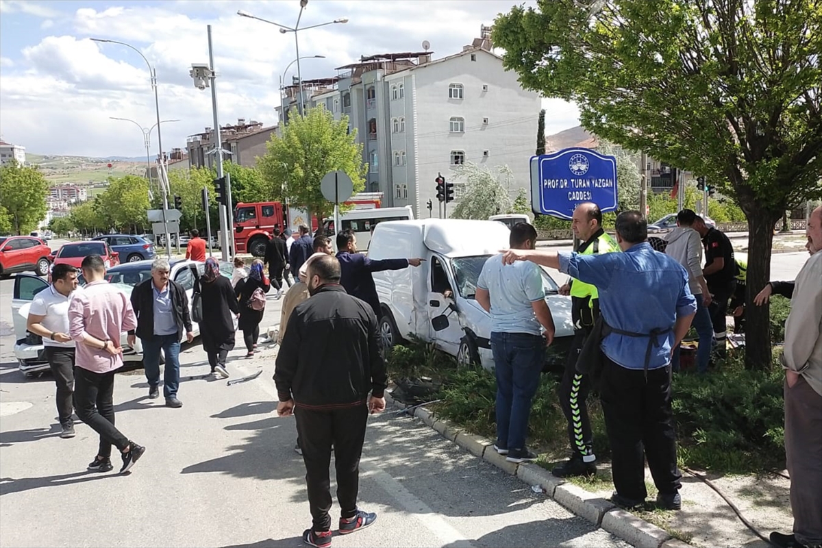 Elazığ'da otomobil ile hafif ticari aracın çarpışması sonucu 4 kişi yaralandı