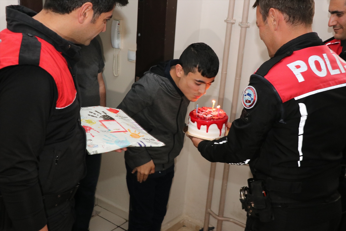 Erzincan'da polis, engelli Canahmet'e doğum günü sürprizi yaptı