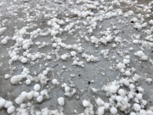 ERZURUM (AA) – Erzurum'un Oltu ilçesinde aniden bastıran dolu, vatandaşlar