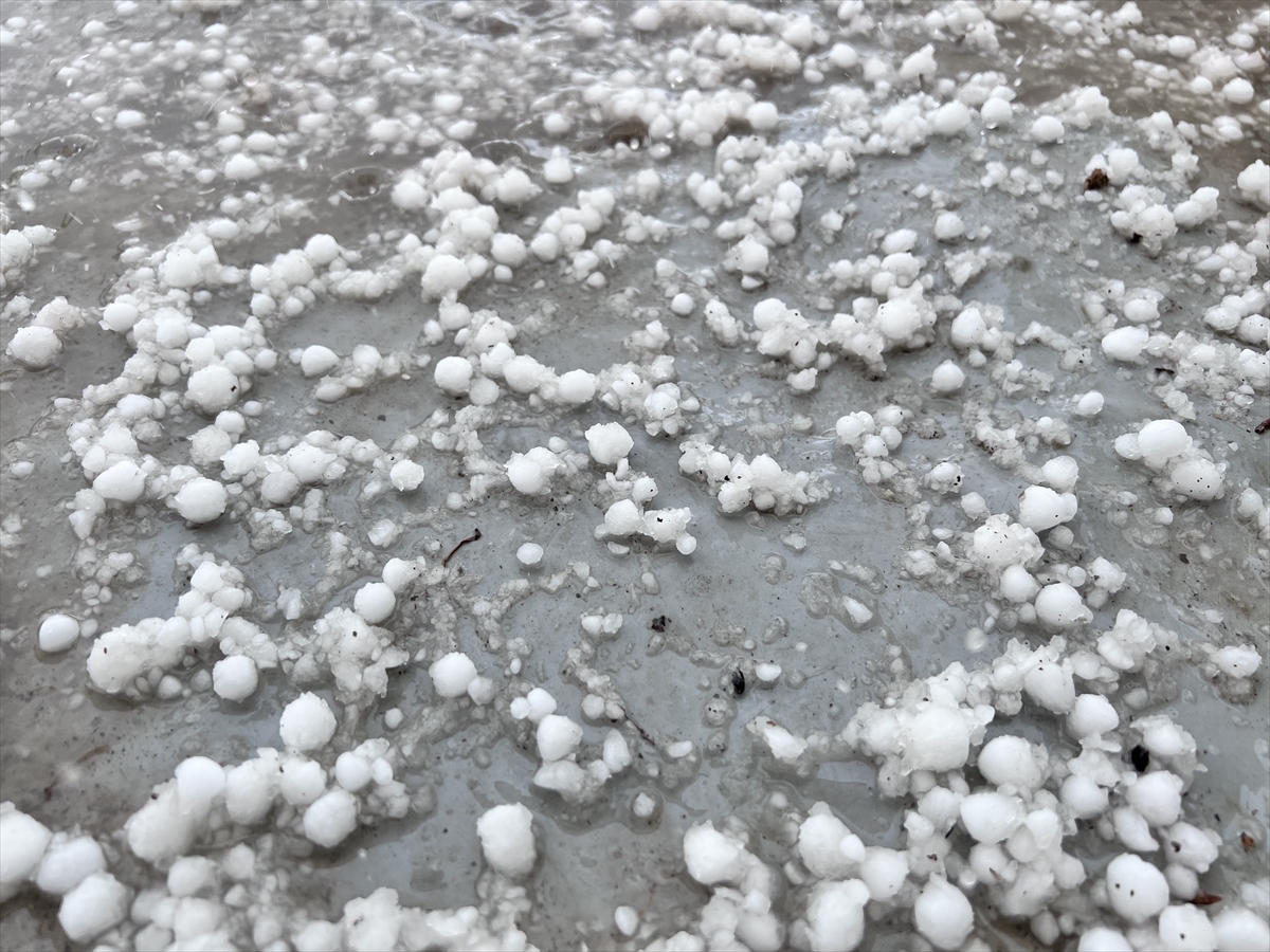 Erzurum'da aniden bastıran dolu vatandaşlara zor anlar yaşattı