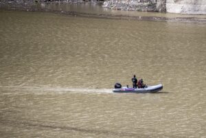 ERZURUM (AA) – Erzurum'un Olur ilçesinde çarpışan 2 otomobilin çaya