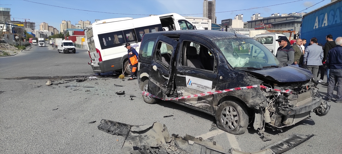 Esenyurt'ta 2 aracın çarpıştığı kazada 7 kişi yaralandı