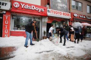 ESKİŞEHİR (AA) – Eskişehir'de şiddetli yağış ve dolu, hayatı olumsuz