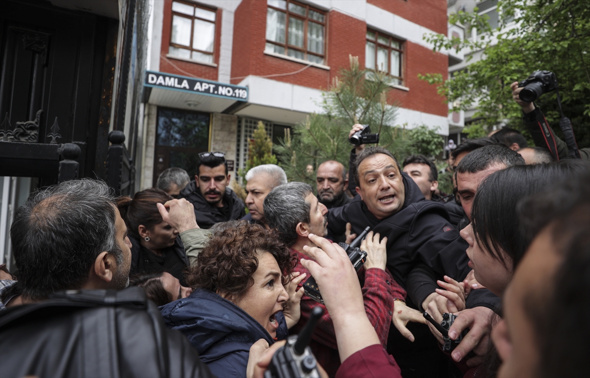 Evlat nöbeti tutan babalar, HDP Genel Merkezi'ne siyah çelenk bıraktı