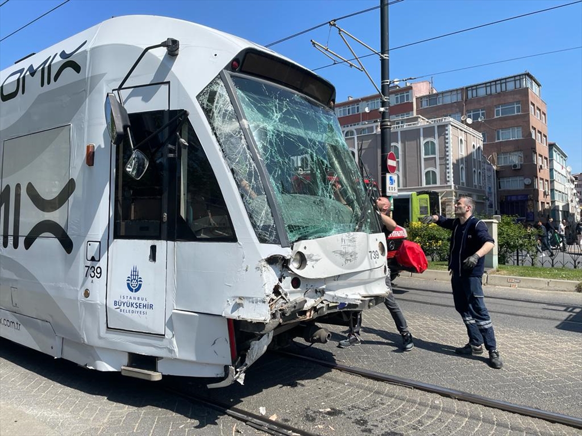 GÜNCELLEME – Fatih'te tramvay ile İETT otobüsü çarpıştı