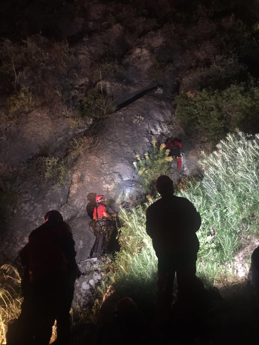 Fethiye'de kayalık alanda mahsur kalan turist kurtarıldı