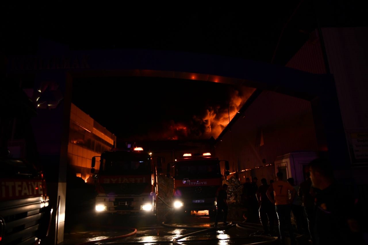 GÜNCELLEME – Gaziantep'te fabrikada çıkan yangına müdahale ediliyor