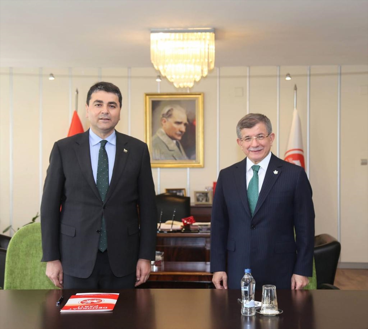 Gelecek Partisi Genel Başkanı Davutoğlu, DP Genel Başkanı Uysal'ı ziyaret etti