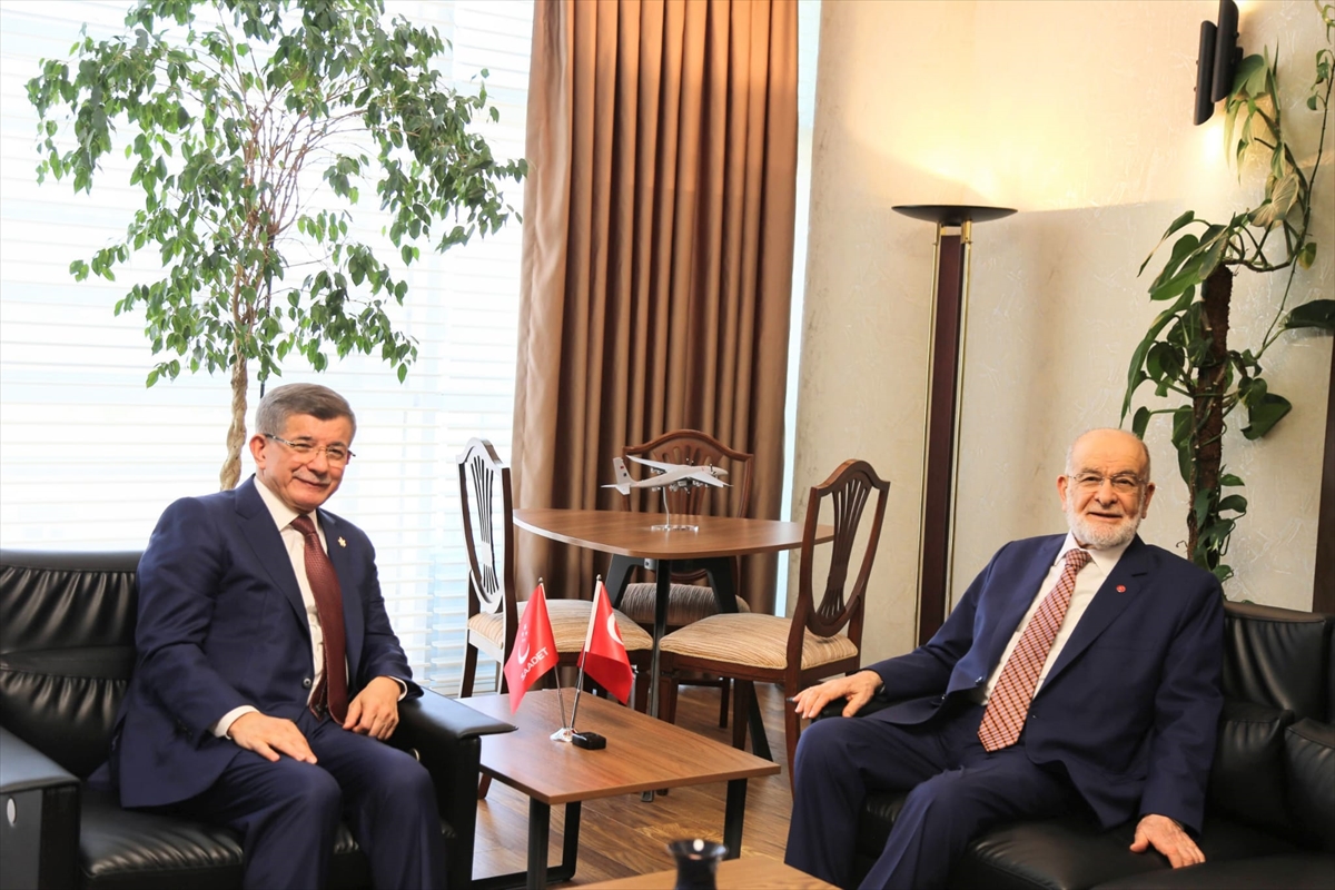 Gelecek Partisi Genel Başkanı Davutoğlu, Karamollaoğlu'nu ziyaret etti