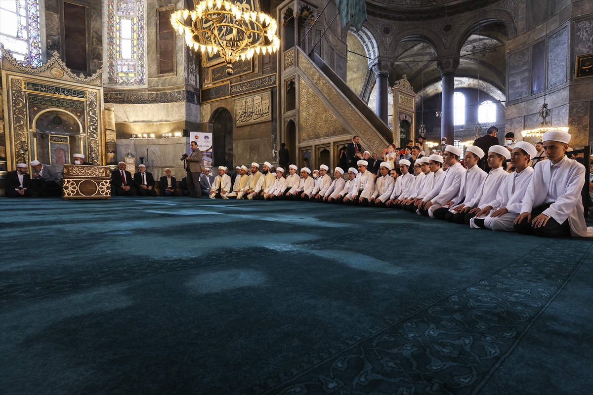 Hafızlıklarını tamamlayan 35 öğrenci Ayasofya-i Kebir Camii'nde icazet aldı