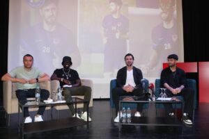 - "İdol olarak gördüğüm teknik direktörler Liverpool'un hocası Jürgen Klopp