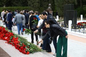 BAKÜ (AA) – Azerbaycan'ın ulusal lideri Haydar Aliyev, doğumunun 99.