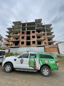 SAMSUN (AA) – Samsun'da inşaatta zincirle bağlı halde bulunan yasaklı