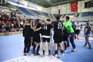 - Beşiktaş: 37 - Spor Toto: 39 