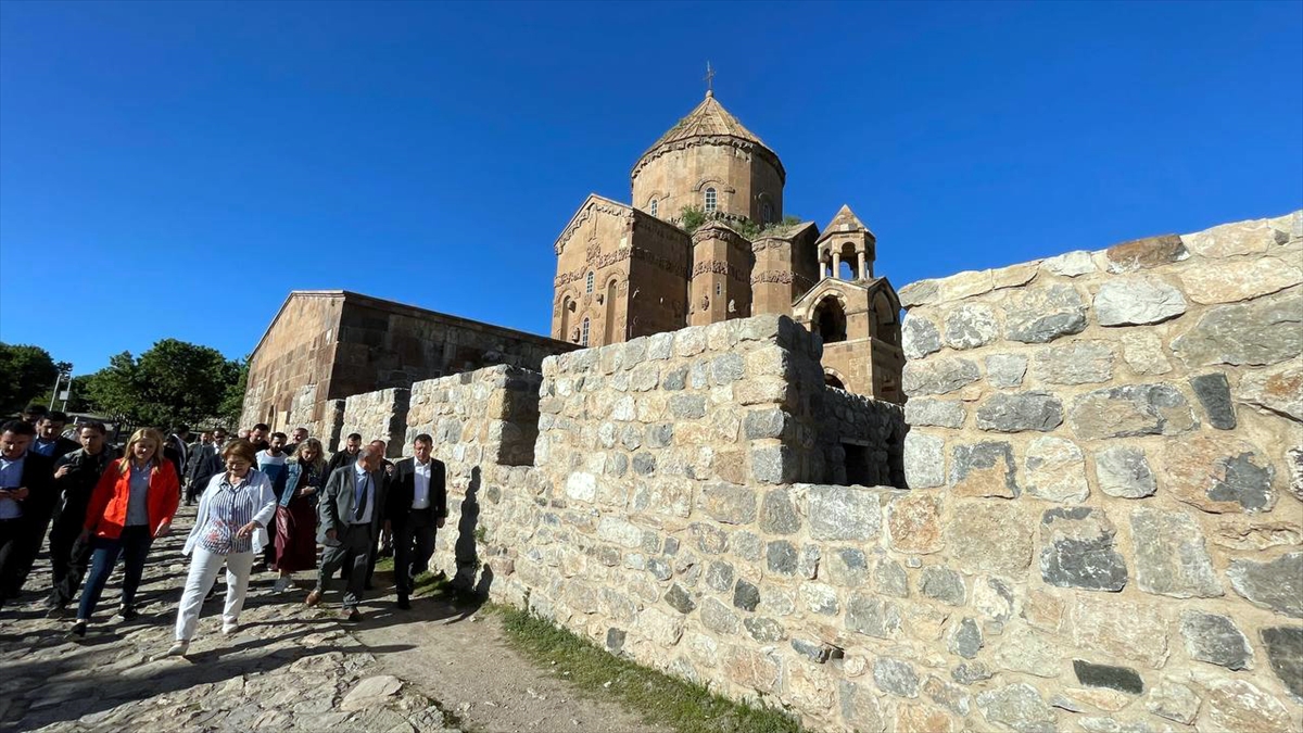 İBB Başkanı İmamoğlu Van'da tarihi Akdamar Kilisesi'ni gezdi