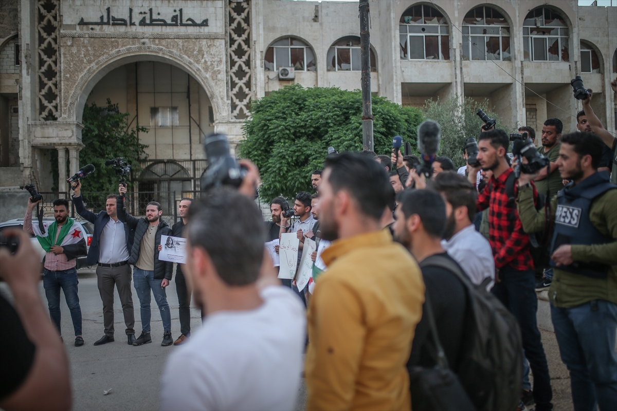 İdlib'de gazeteciler, meslektaşları Akile'nin öldürülmesine tepki için bir araya geldi