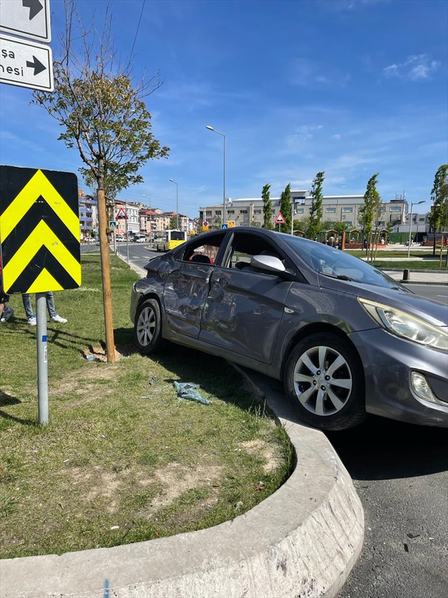 İETT otobüsü ile otomobilin çarpıştığı kazada 3 kişi yaralandı