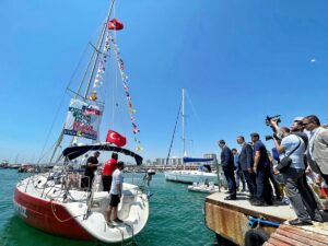 MERSİN (AA) – İklim değişikliğine dikkati çekmek için yelkenliyle Artvin'in