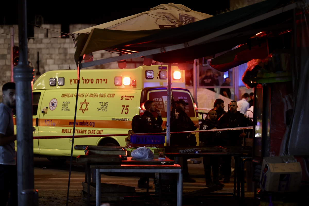 İşgal altındaki Doğu Kudüs'te bir İsrail polisinin bıçaklı saldırıya uğradığı açıklandı