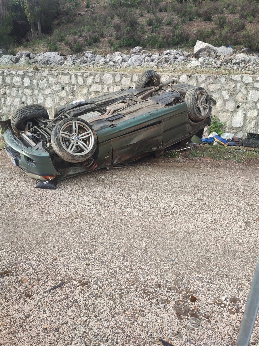 Isparta-Antalya kara yolunda otomobilin takla atması sonucu 3 kişi yaralandı