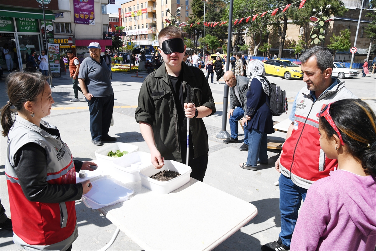 Isparta'da düzenlenen etkinlikte vatandaşlar engellilerle empati kurdu