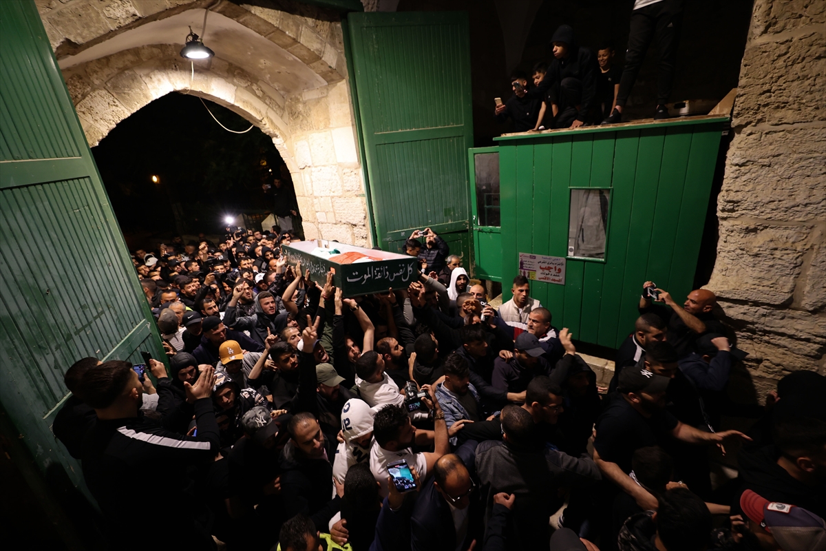 İsrail polisinden Mescid-i Aksa baskınında başından vurduğu Filistinli gencin cenazesine sert müdahale