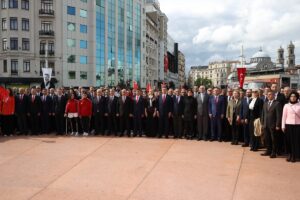 - Taksim Cumhuriyet Anıtı'nda tören düzenlendi