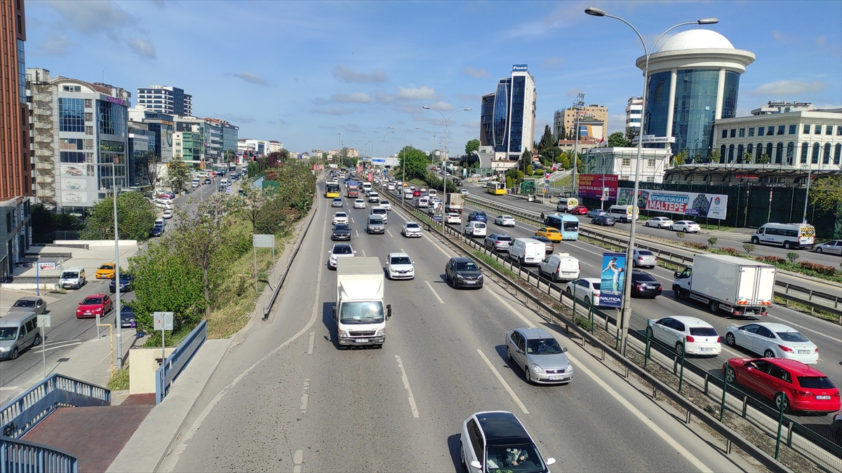 İstanbul'da haftanın ilk günü trafik yoğunluğu görülüyor