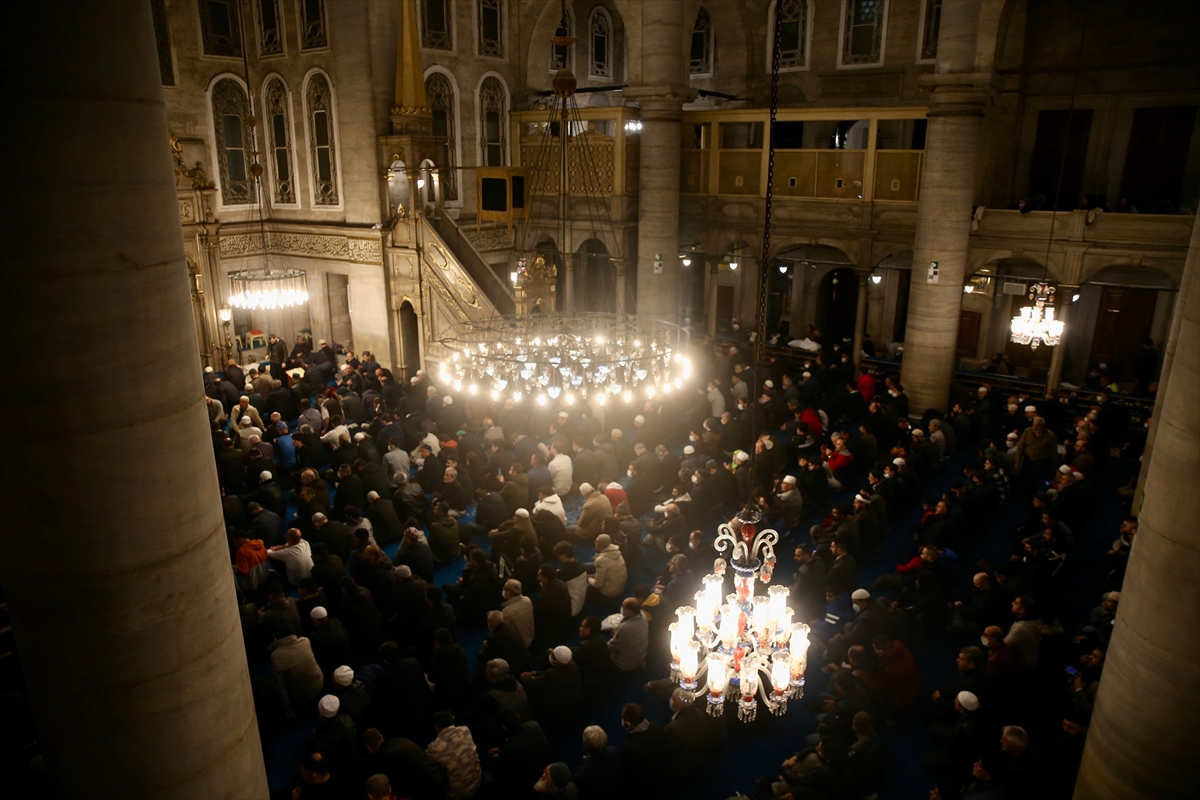 İSTANBUL (AA) – İstanbul'da vatandaşlar, ramazanın son teravih namazını kılmak
