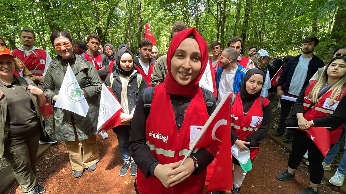 İstanbul'daki üniversiteli gençler, 19 Mayıs dolayısıyla doğa yürüyüşü yaptı