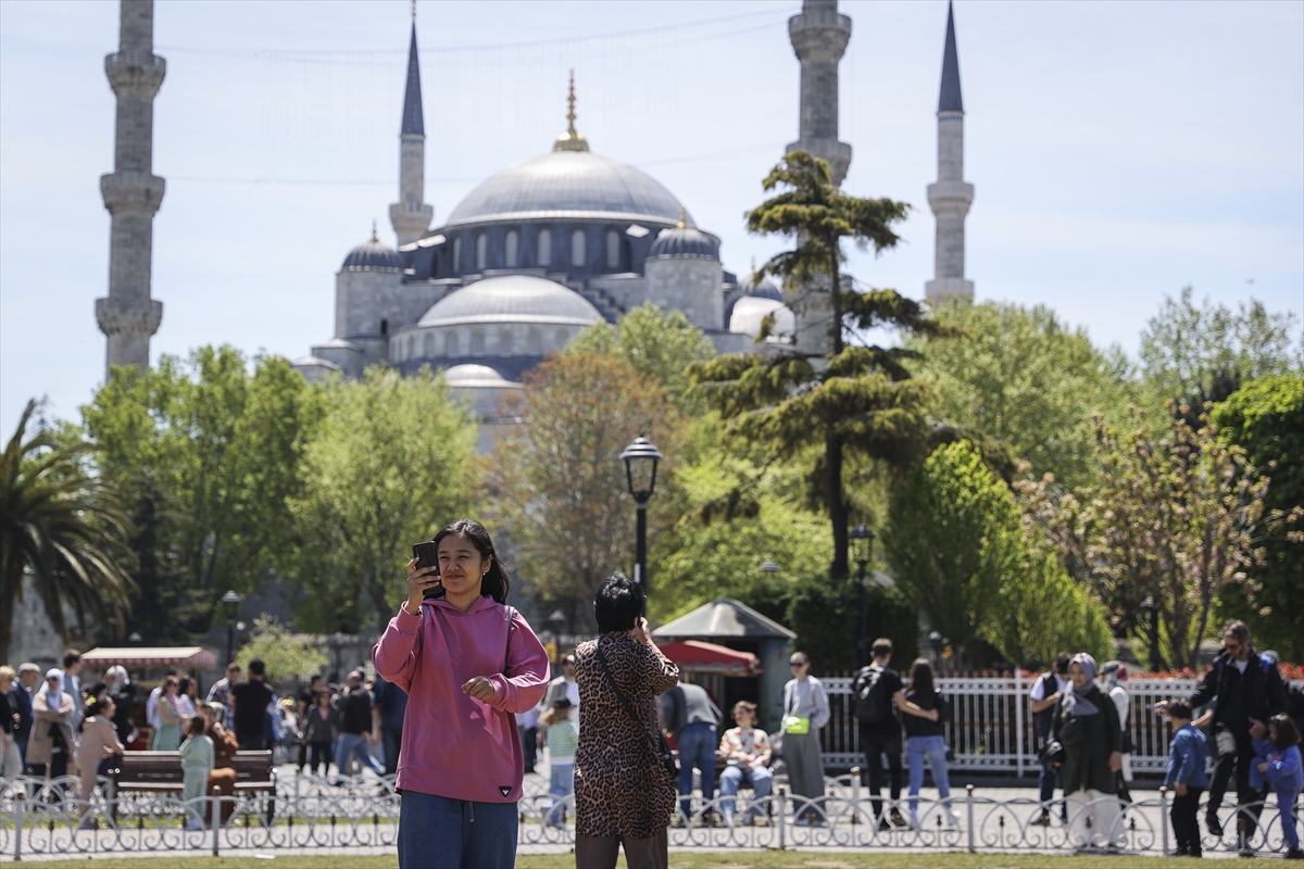 İstanbul'un cazibe mekanlarında haftanın son günü turist yoğunluğu