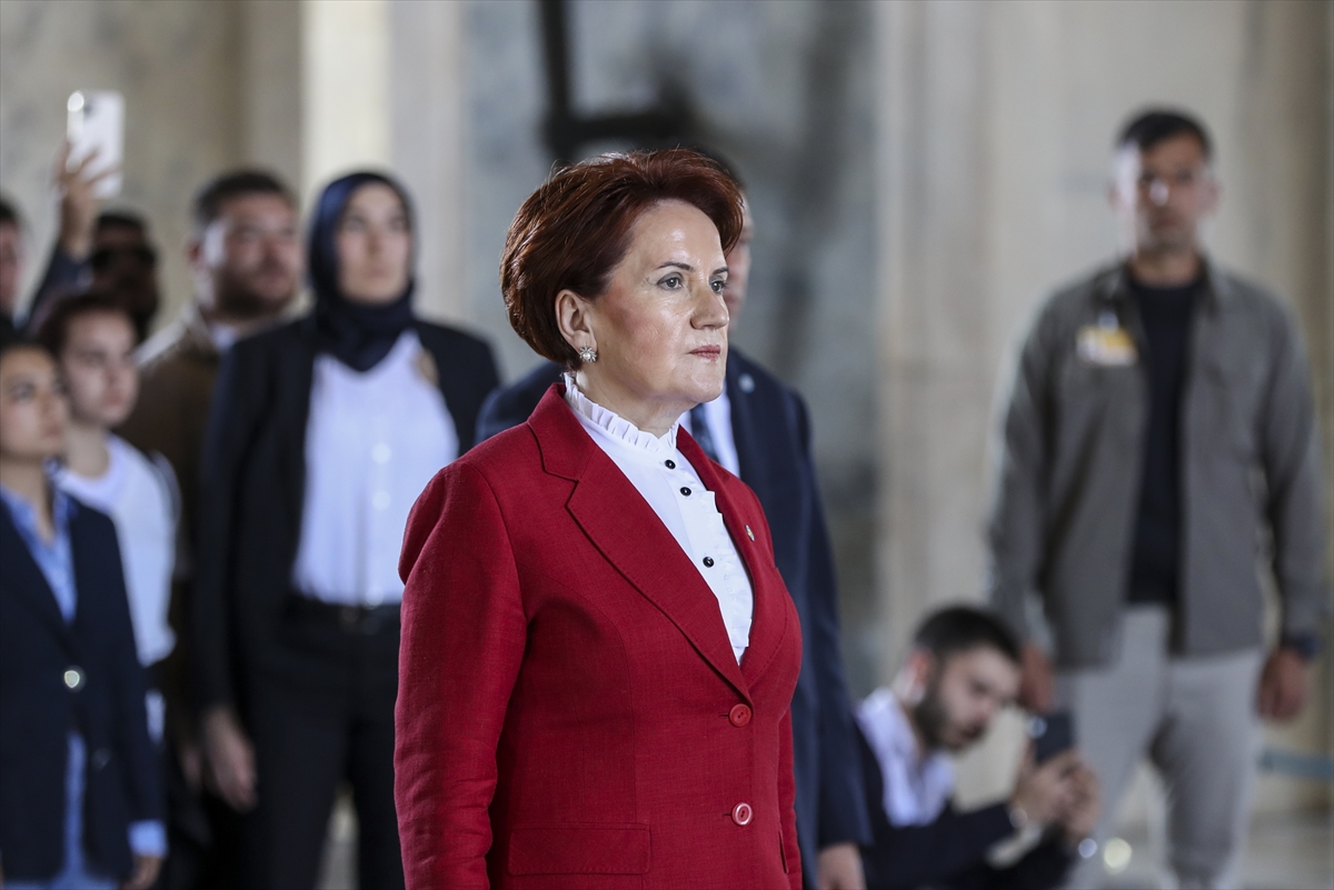 İYİ Parti Genel Başkanı Akşener, gençlerle Anıtkabir'i ziyaret etti