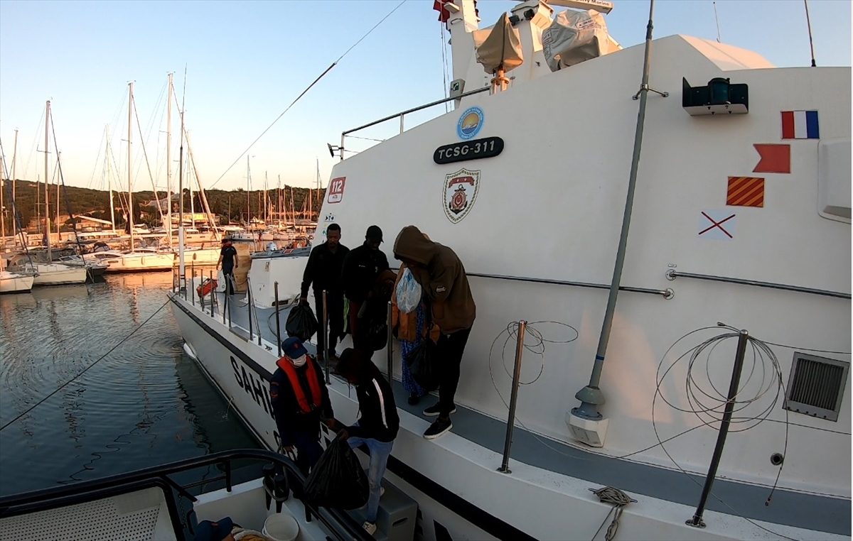 İzmir açıklarında Yunanistan unsurlarınca geri itilen 46 düzensiz göçmen kurtarıldı