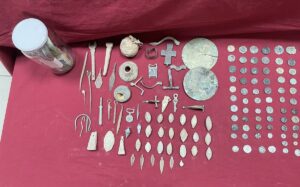 - Tunç Çağı'na tarihlenen yaklaşık 5 bin yıllık taş balta,