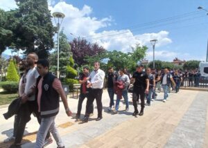 İZMİR (AA) – İzmir'deki geniş çaplı uyuşturucu operasyonunda gözaltına alınan