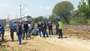 İZMİR (AA) – İzmir'in Ödemiş İlçesinde hemzemin geçitte yolcu treninin