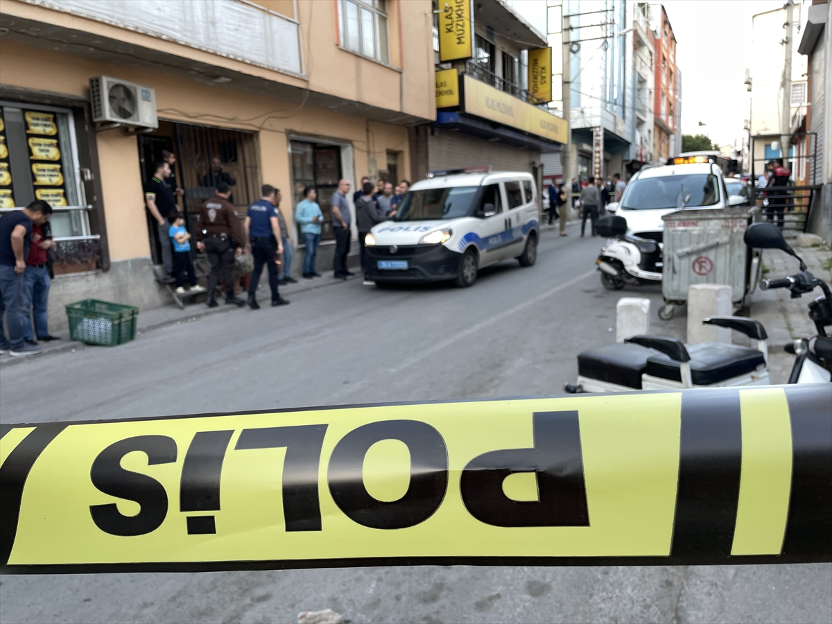 İzmir'de ihbara giden polis ekibinin aracına “yorgun mermi” isabet etti