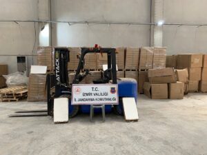 İZMİR (AA) – İzmir'in Torbalı ilçesinde kaçak sigara üretilen bir