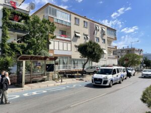 İZMİR (AA) – İzmir'in Karabağlar ilçesinde kocası tarafından bıçaklanan kadın,